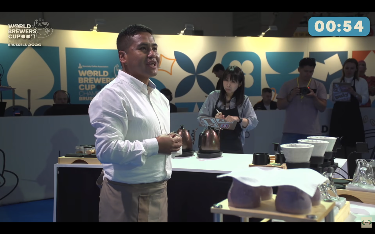 Barista compitiendo en el World Brewers Cup 2026 con café filtrado de especialidad